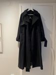 Svart trenchcoat från COS