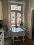 Klaffbord (Ingatorp) och stolar (Norraryd) från IKEA 