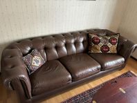 Chesterfield soffa med bord