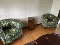 Fåtöljer med bord och lampa