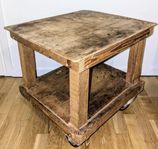 Unikt handgjort bord i återvunnet trä med tidlös charm!