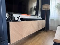 TV-bänk med toppskiva i glas