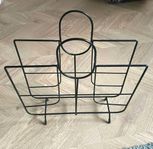 Snyggt retro tidningsställ svart metall