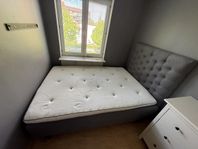 Säng med sänggavel 