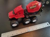 En röd leksaks cementbil stora hjul. Rockies Concrete Mixer