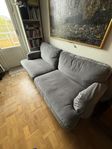 ljus grå soffa 