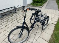 en trehjulig vuxen cykel 