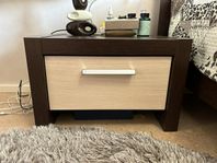 nattduksbord i modern design (finns 2 st)