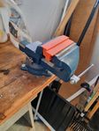 Skruvstycke 150mm inkl skyddsklackar - nästan nytt