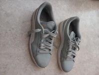 PUMA  i silver / grå storlek 40