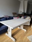 Köksbord fyra stolar furu