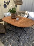 Teakbord med metallunderrede