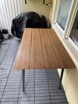 Stilrent matbord för uteplats eller inglasad balkong