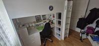 säng med garderob & skrivbord