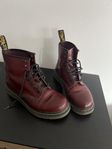 Dr Martens kängor i vinrött