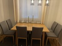   Matbord + 6 stolar från Mio – stilrent & stabilt