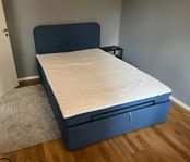 IKEA 140cm säng (BLÅFJÄLLET + madrass)