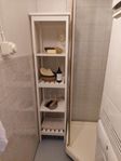 IKEA badrumshylla med 2 vita BRANÄS korgar