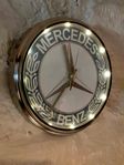 Mercedes Benz-klocka med belysning säljes 