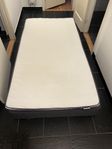 Ikea säng  övermadrass följer med 105*200cm
