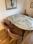 Matbord i marmorstil