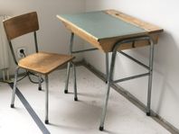 Skolbänk med tillhörande stol