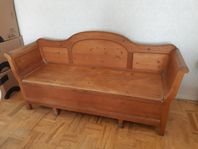 Träsoffa med formsydd dyna