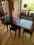 Utdragbart bord med 4 stolar 