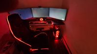 gaming setup! tre 32" skärmar! stol och vattenkyld dator!