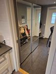 Garderob med skjutdörrar