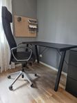 Skrivbord och skrivbordsstol