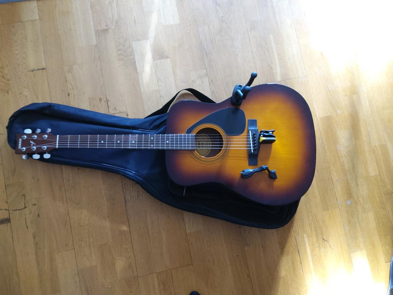 Yamaha F310 med vägghängare ,...