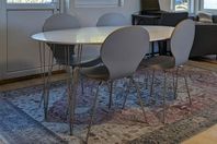 Oval matgrupp med 4 stolar 