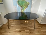 Stilrent svart matbord 180–225 cm med iläggsskiva