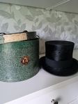 Hatt med tillhörande hattask.