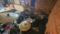 Stort Mapex-trumset med cymbaler, triggers och väskor