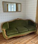 Vacker soffa, bord och spegel
