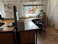 skrivbord, stolar, hyllor och hurtsar bortskänkes. 