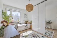 Barnsäng med förvarning och udragningsbar