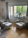 2 st Strandmon beige fåtöljer med fotpall 
