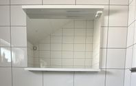 Badrumsspegel  bortskänkes 