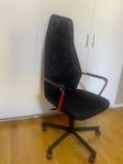 Skrivbord med gamingstol