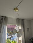 Molekyl taklampa 58cm mässing-opalvit