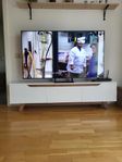 Tv-bänk och Köksbord och Stolar säljes.