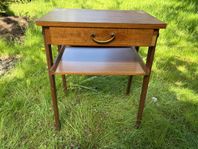 Vackert gammalt teak nattduksbord 