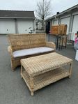 Soffa med bord i rotting