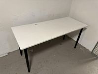 vitt skrivbord