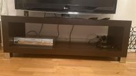 Modern TV-bänk i mörkt trä med metallben