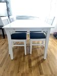 Matbord med 4 stolar 140x90 cm