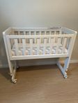 Bedside crib med madrass och lakan 